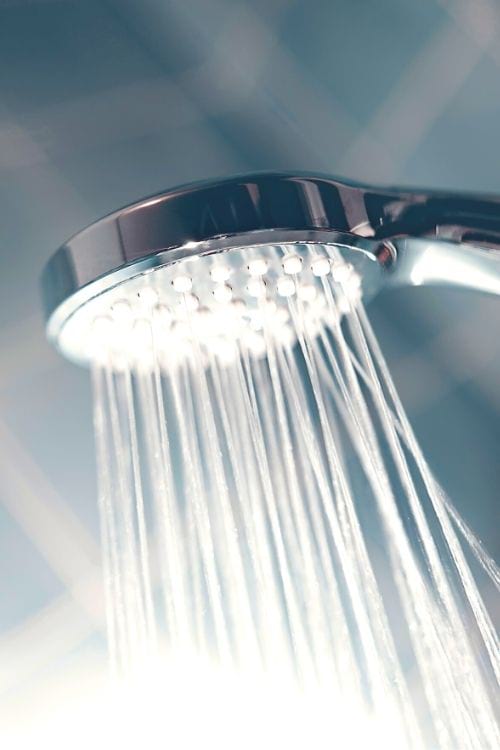 Un pommeau de douche économique qui réduit la consommation d’eau.