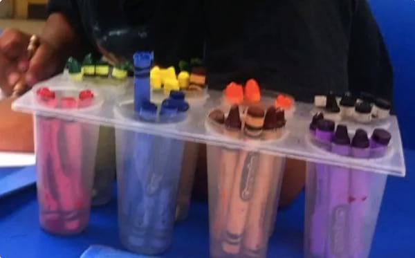 Des crayons de couleur rangés dans des moules à glace