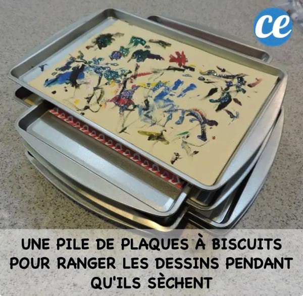 Des plaques de cuisson empilées pour faire sécher les peintures des enfants