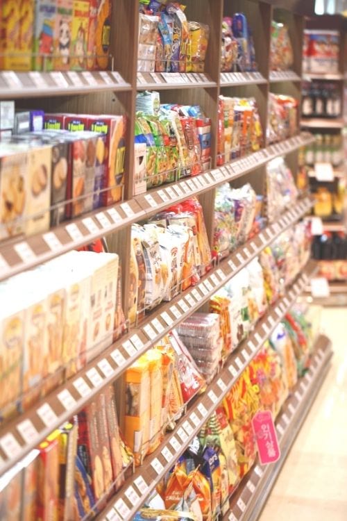 Un rayon de produits dans un supermarché.