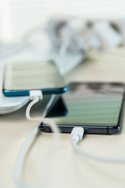Des smartphones et un ordinateur qui se rechargent.