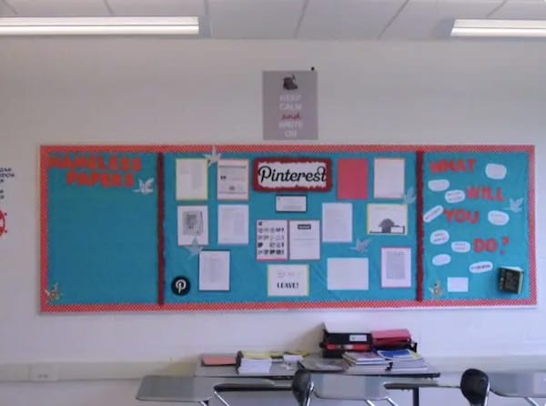 Un tableau noir dans une classe recouvert d'une nappe en plastique de couleur