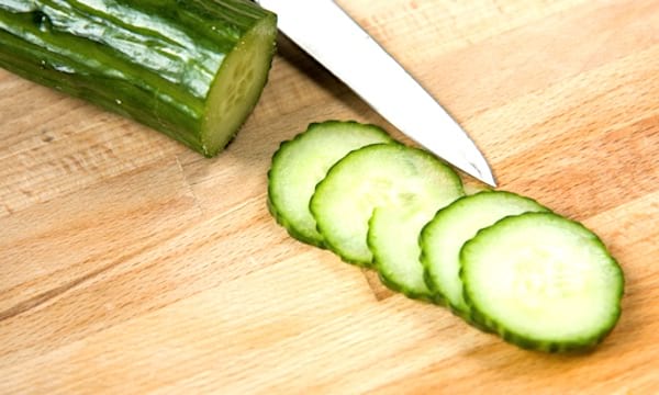 Des tranches de concombre pour faire de l'eau infusée au concombre : rafraîchissante et bonne pour votre santé !