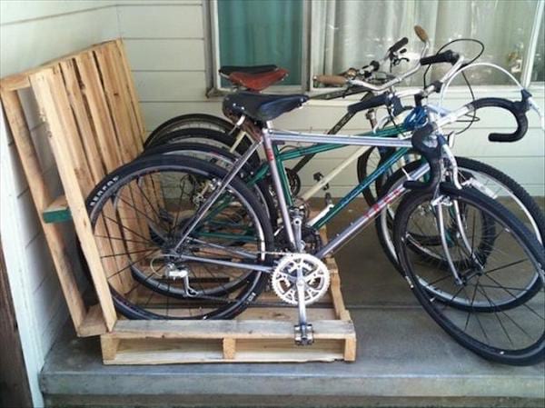 Espace de rangement à vélo avec des palettes