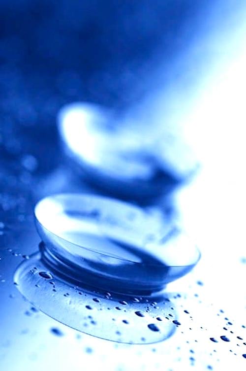 Pas de solution nettoyante pour vos lentilles de contact ? Nettoyez-les avec de l'eau oxygénée.