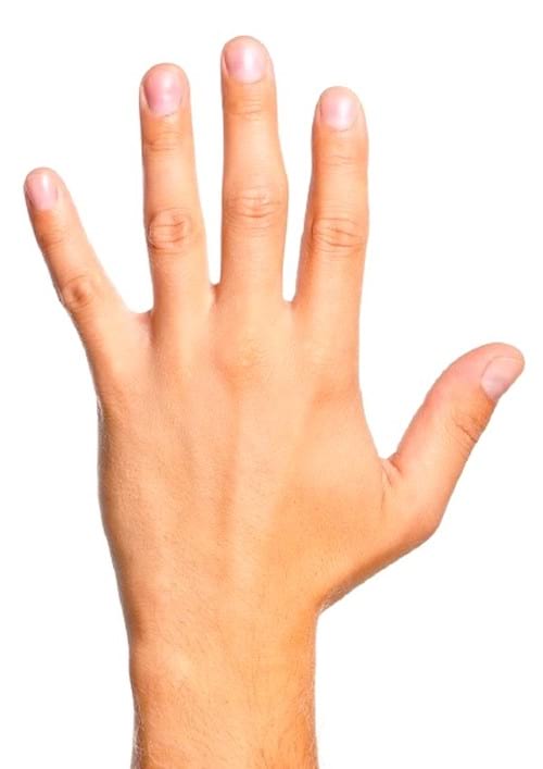 Une main avec des ongles clairs et brillants, grâce à l’eau oxygénée.