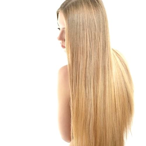 Une jeune femme aux longs cheveux blonds, vue de dos et sur fond blanc.