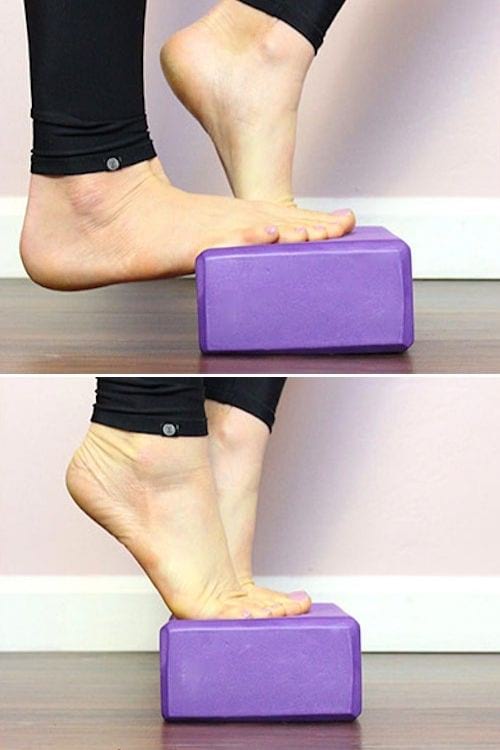 Des pieds qui se lèvent sur une brique de yoga pour le renforcement musculaire des mollets.