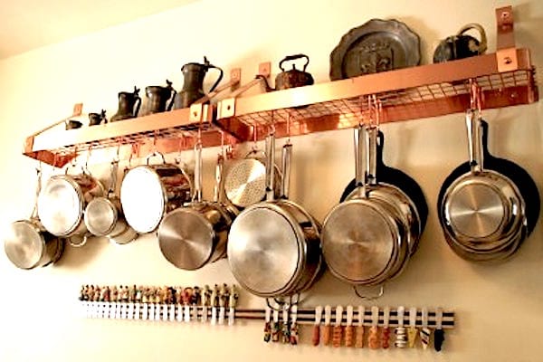 Une batterie de poêles et de casseroles ultra-propres grâce à l’eau oxygénée.