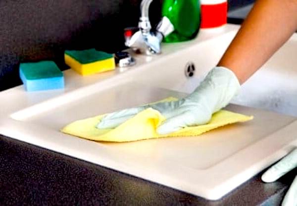 Des éponges et des chiffons microfibres ultra-propres grâce à l’eau oxygénée.