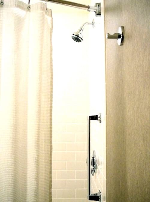 Un rideau de douche super propre grâce à l’eau oxygénée.