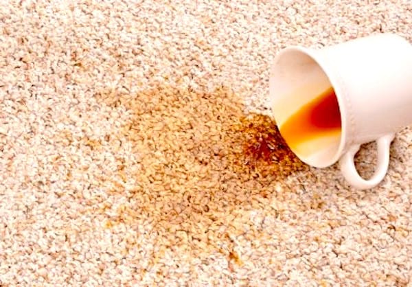 Une tache de café sur un tissu clair peut être éliminer avec de l'eau oxygénée.