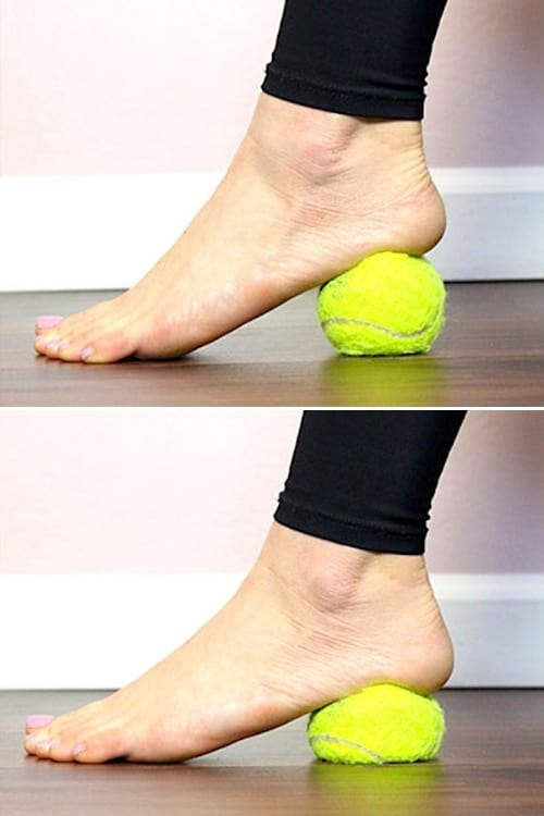 Un pied qui écrase une balle de tennis avec le talon.