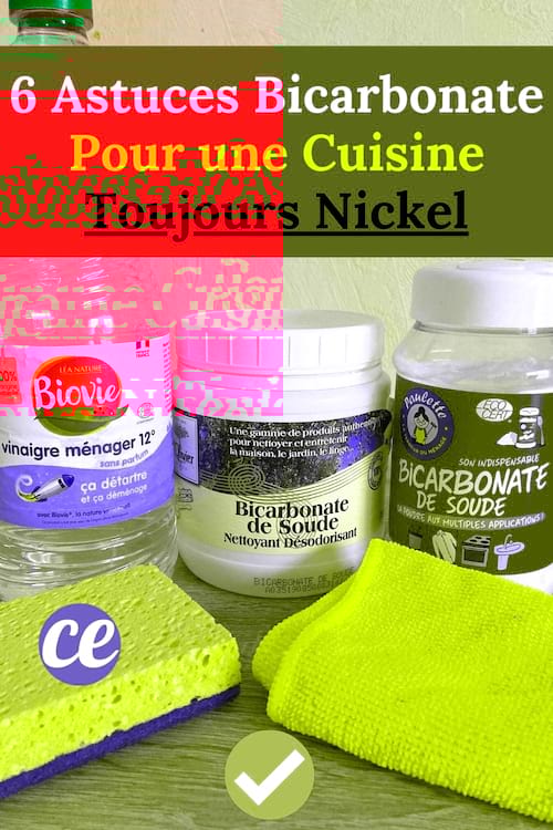 Des pots de bicarbonate blancs et rouge posé sur le plan de travail pour nettoyer la cuisine