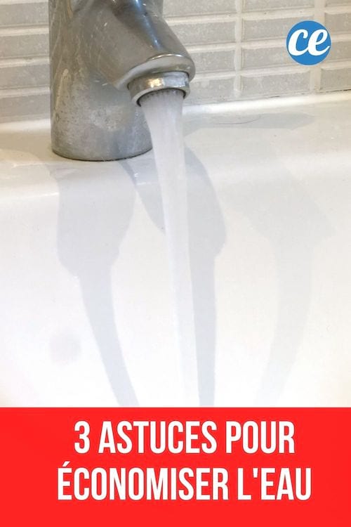 Un robinet ouvert avec l'eau qui coule et texte : 3 astuces pour économiser l'eau
