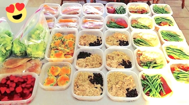 Une table avec plein de plats préparés dans des tupperware pour le batch-cooking