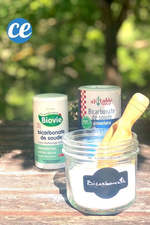 trois pots de bicarbonate de soude sur une table en extérieur