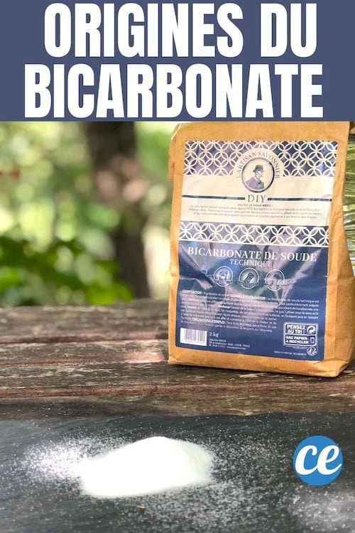 Un tas de bicarbonate de soude devant un paquet de bicarbonate de soude