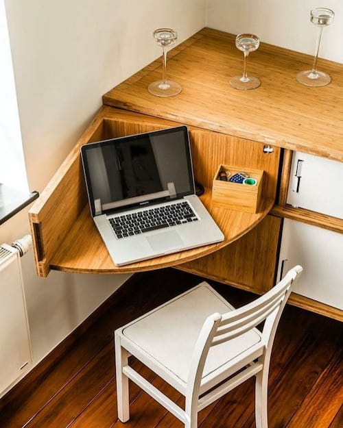 Un coin bureau pour travailler sur l'ordinateur sur une table en bois
