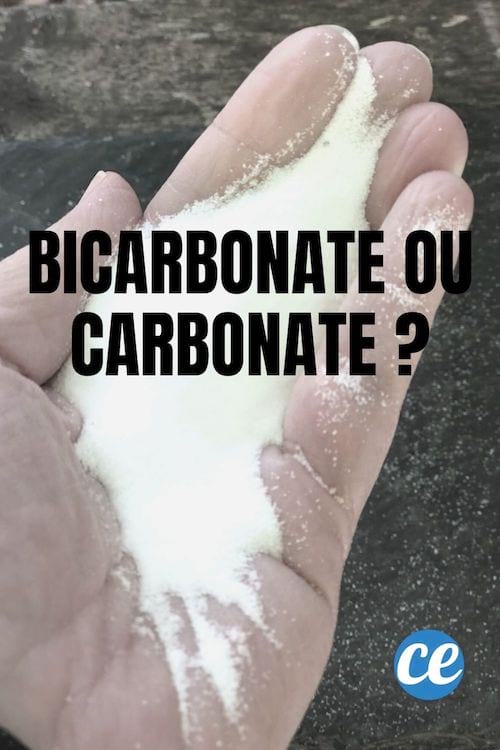 Une main tenant du bicarbonate de soude