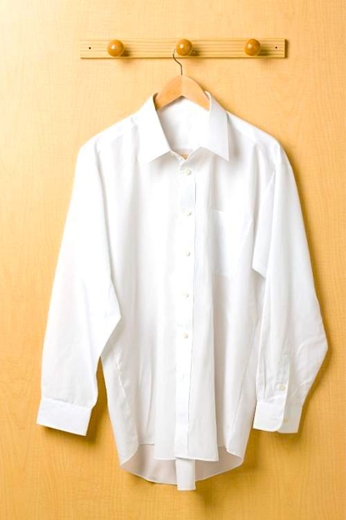 Une chemise bien propre grâce à l’eau oxygénée et au vinaigre blanc.