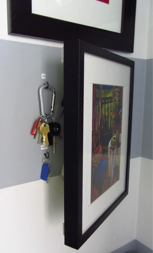 Rangez les clés derrière vos œuvres d'art
