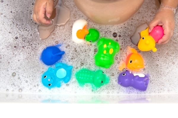 comment nettoyer les jouets de bains des enfants