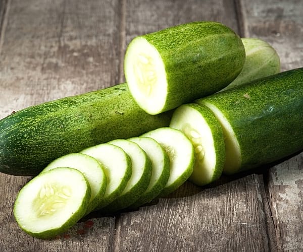 concombre coupé en rondelle sur une planche