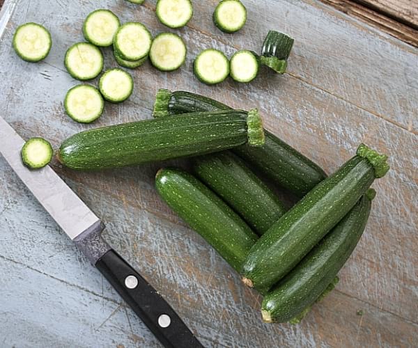courgettes et couteau sur une planche