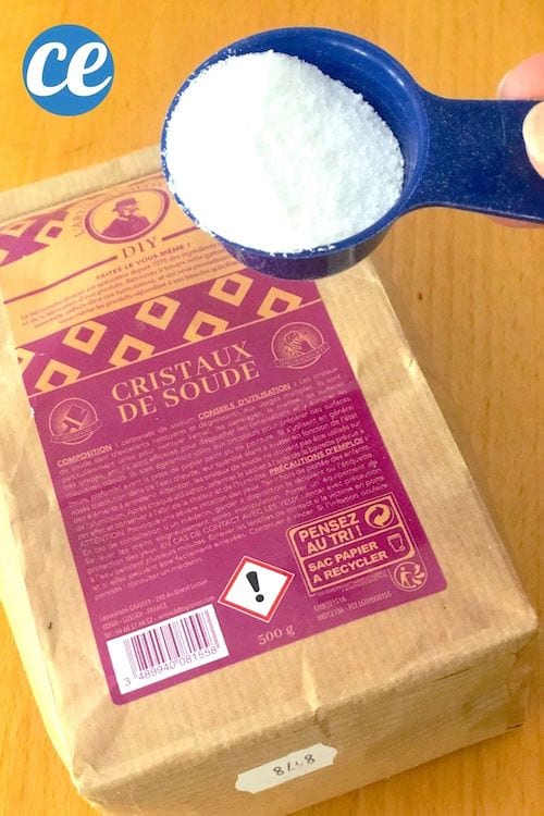 Un paquet de cristaux de soude sur une table avec une cuillère remplie de cristaux de soude
