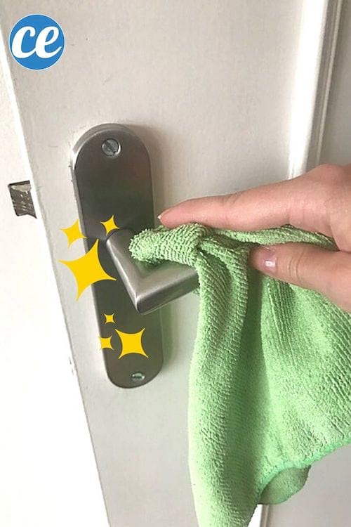 nettoyage d'une poignée de porte avec un chiffon