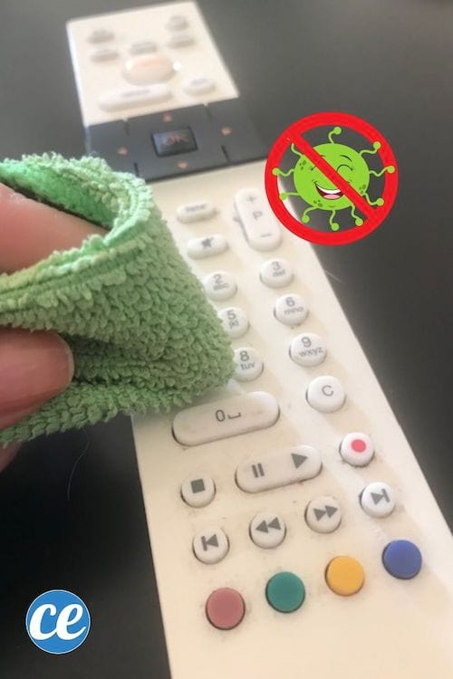 télécommande avec une main qui la nettoie
