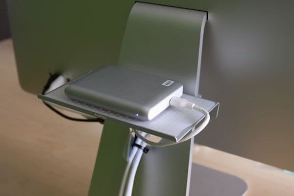 Disque dur sur une étagère