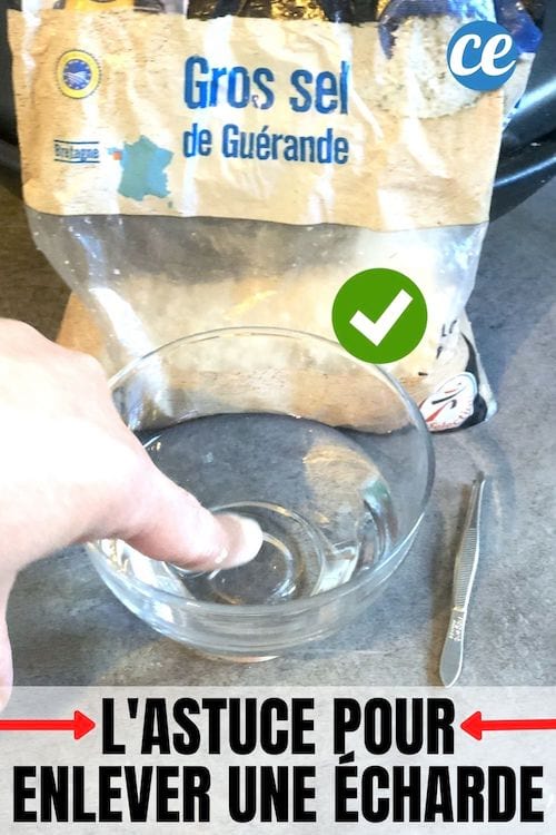 Un doigt dans de l'eau mélangé avec du gros sel pour enlever facilement une écharde avec une pince à épiler