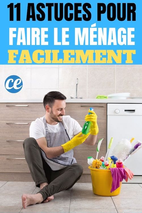 Un homme assis par terre à côté d'un seau jaune et de produits ménagers