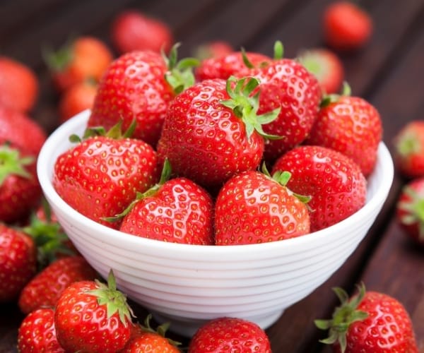 Des fraises rouges dans un bol blanc idéales pour un régime peu calorique
