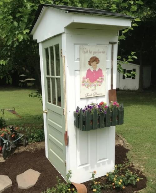 Hangar à quatre portes dans jardin
