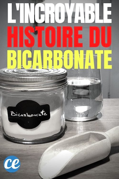 Photo en noir et blanc d'un pot en verre de bicarbonate avec un verre d'eau et une cuillère en bois