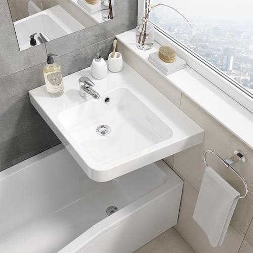 Évier monté sur la baignoire pour les salles de bain compactes