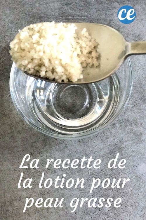 De l'eau chaude et une cuillère à soupe de gros sel pour faire une lotion DIY pour peau grasse