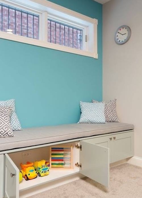 Jouets pour enfants rangés sous un canapé 