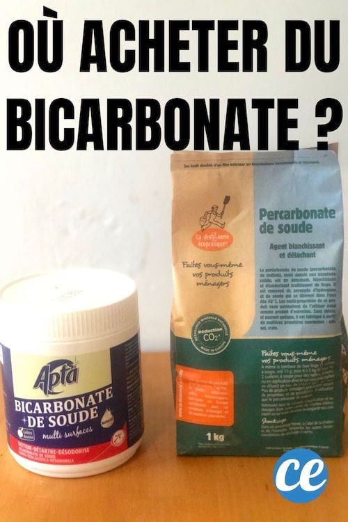 Deux paquets de bicarbonate de soude sur fond blanc