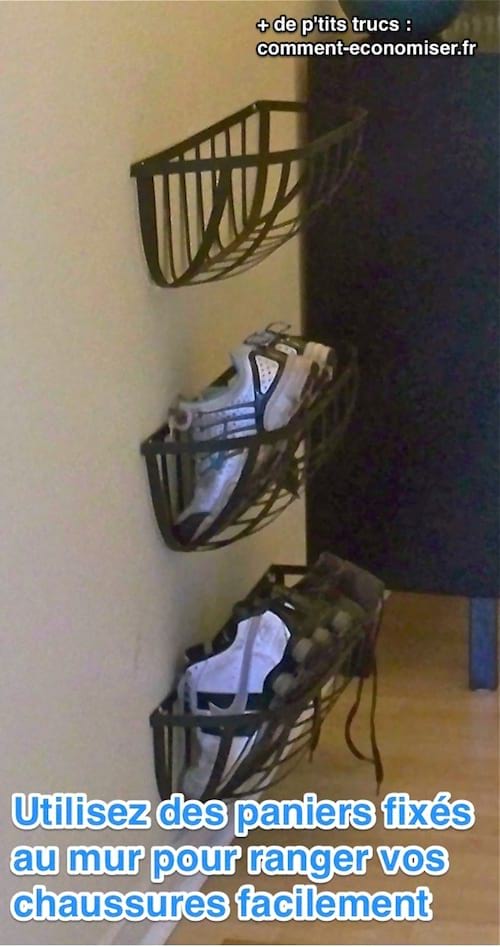 Des paniers suspendus pour ranger les chaussures