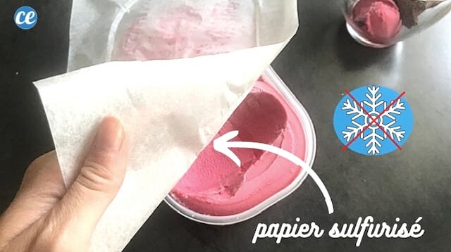 bac de glace à la fraise avec papier sulfurisé dessus