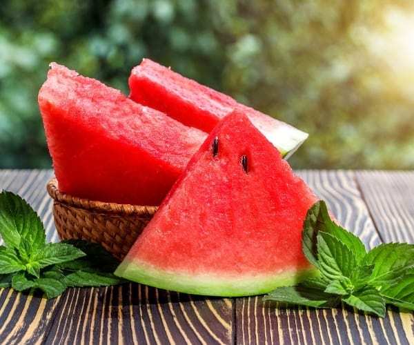 tranche de pastèque sur une planche