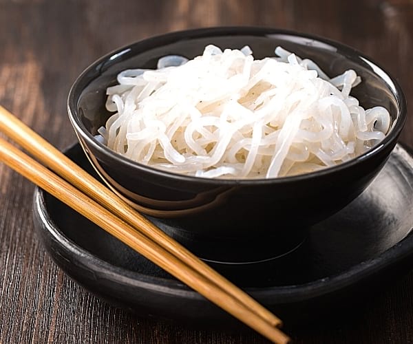pâte de konjac dans un bol avec baguette chinoise