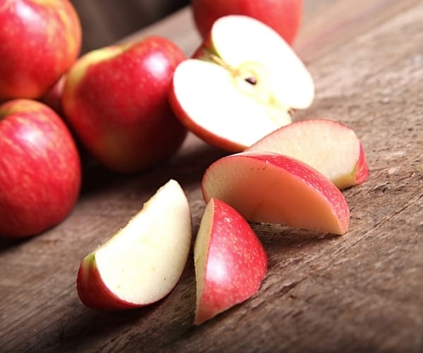 quartier de pomme sur une planche