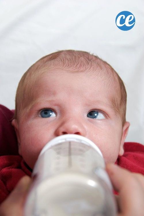Un bébé prend son biberon