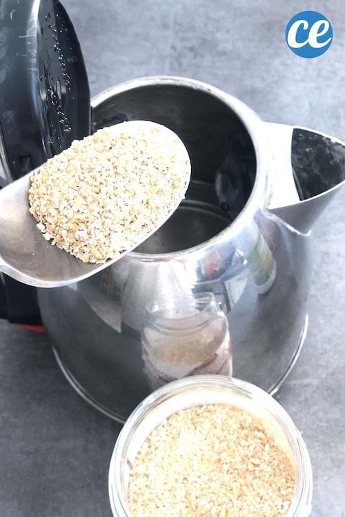 Du gruau d'avoine préparé dans une bouilloire