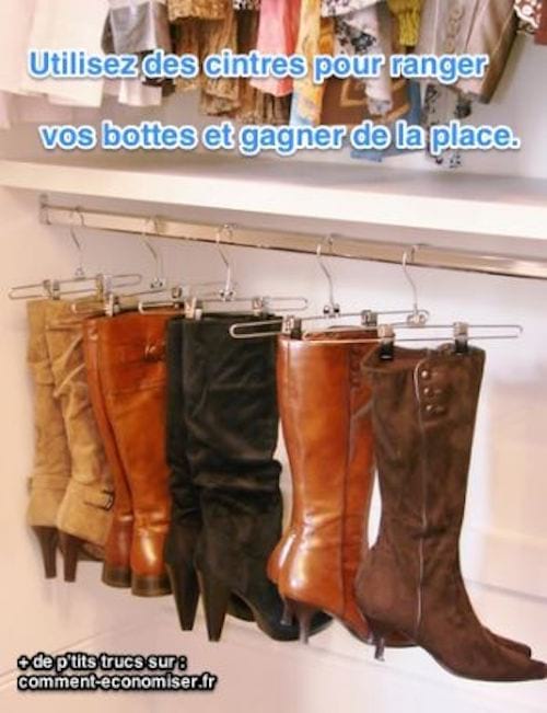 Des bottes suspendues à des cintres dans une penderie
